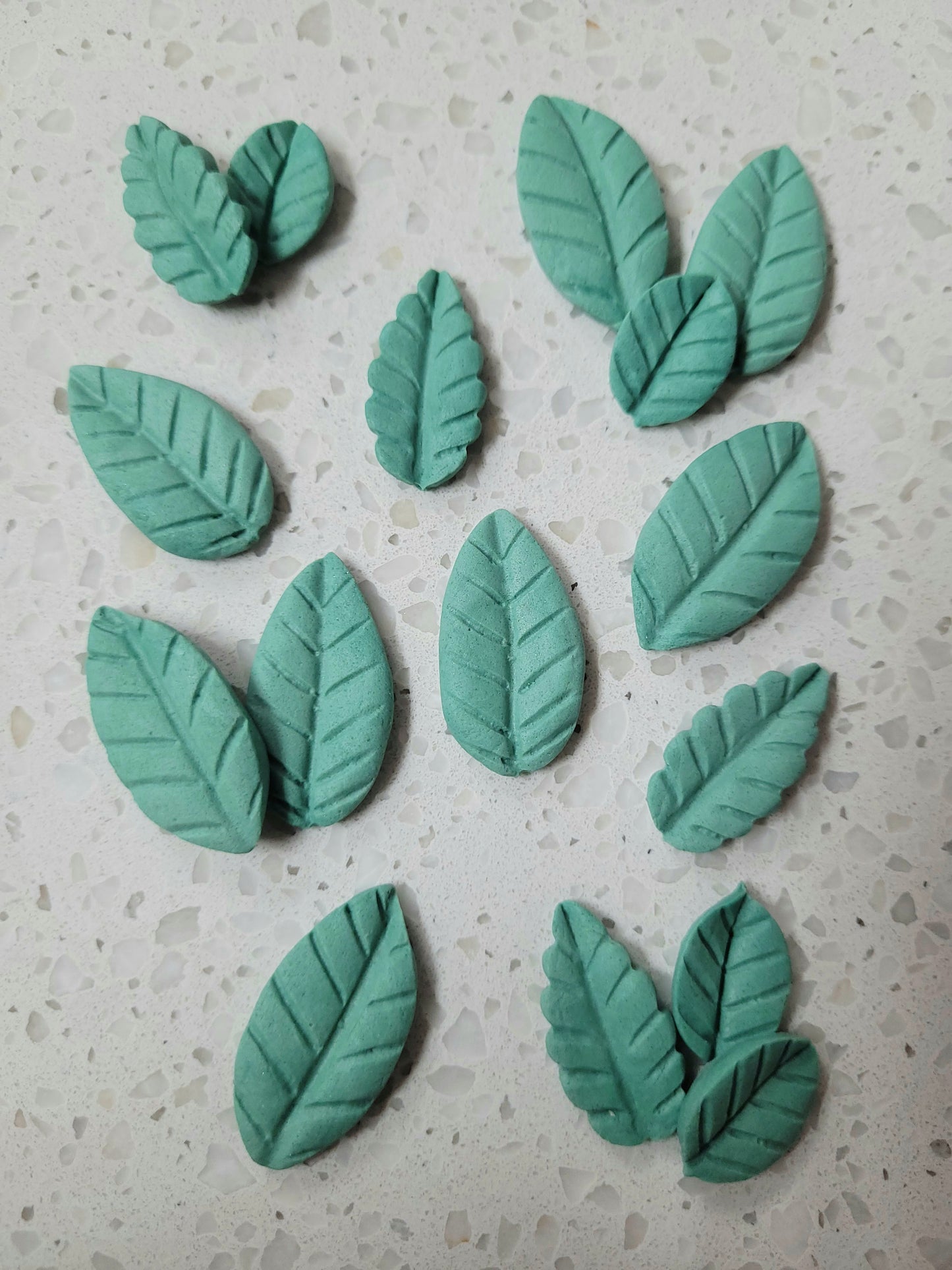 Leaves Assorted- Sage 16pcs Edible Cake Decorations