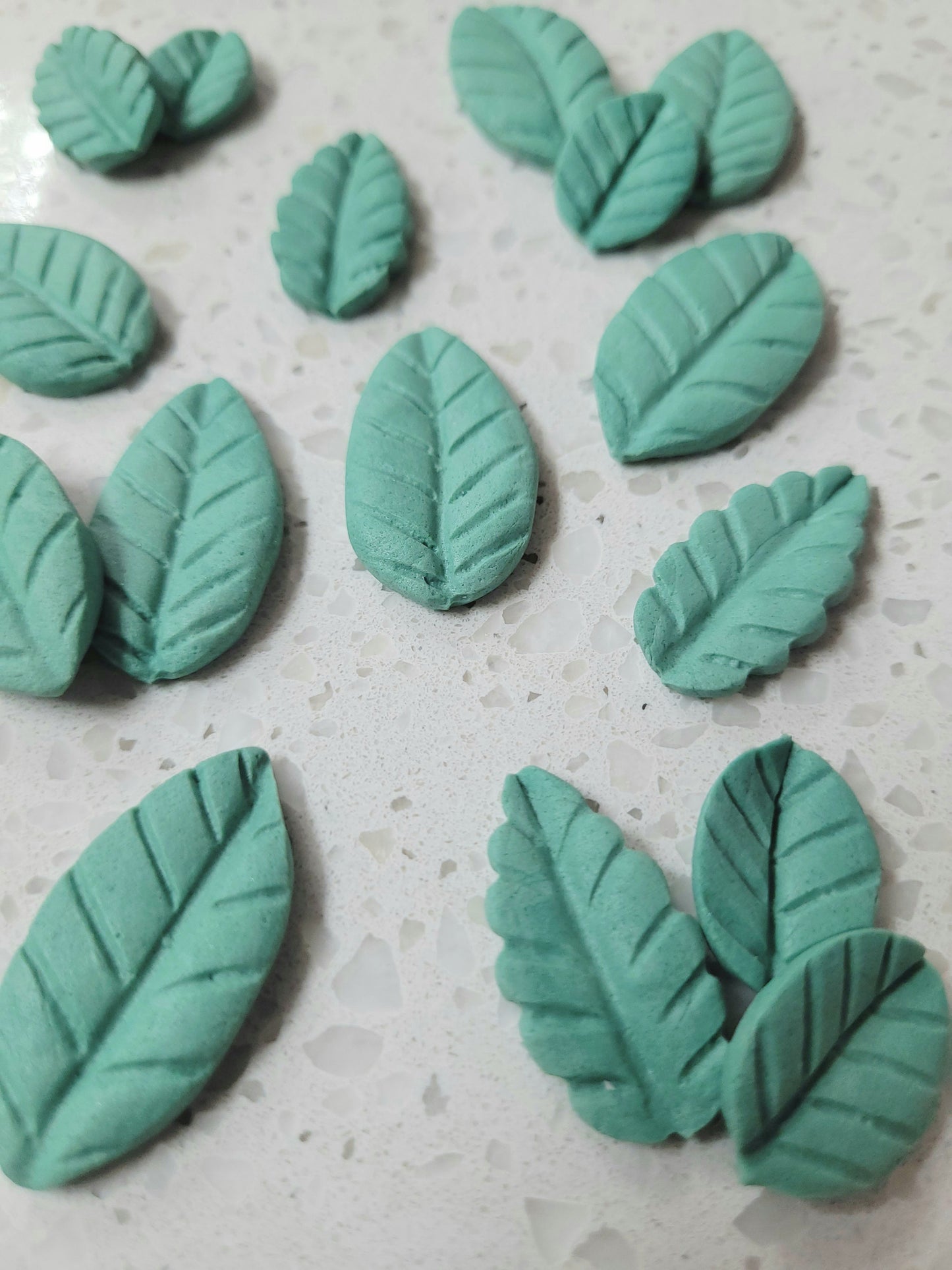 Leaves Assorted- Sage 16pcs Edible Cake Decorations