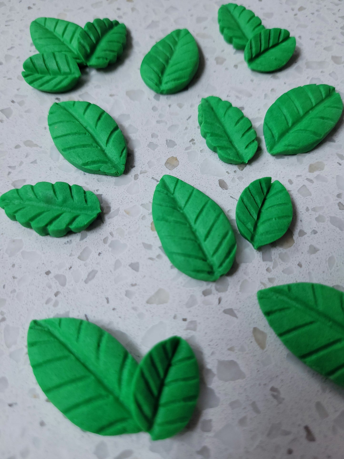 Leaves Assorted- Green 16pcs Edible Cake Decorations
