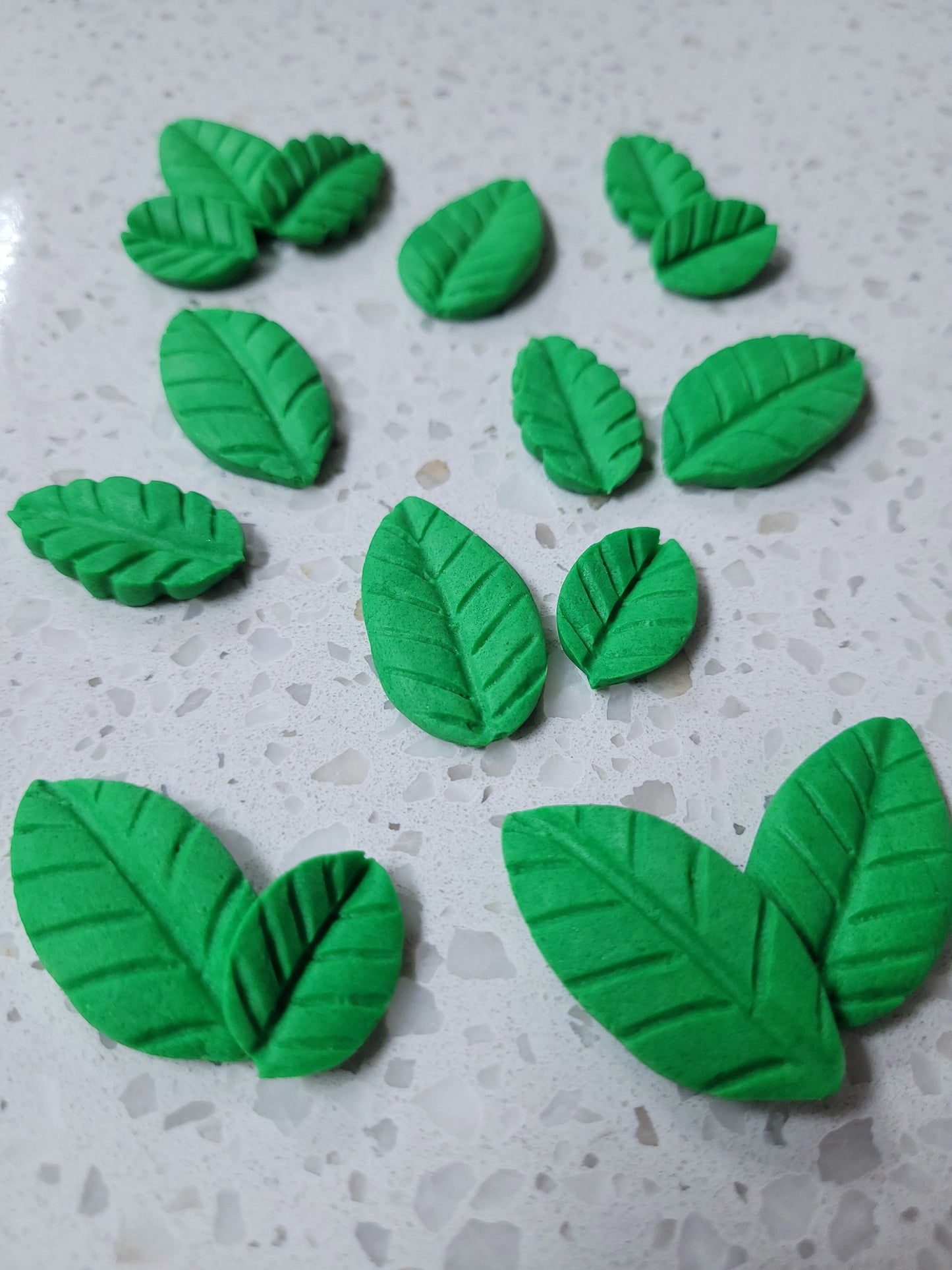Leaves Assorted- Green 16pcs Edible Cake Decorations