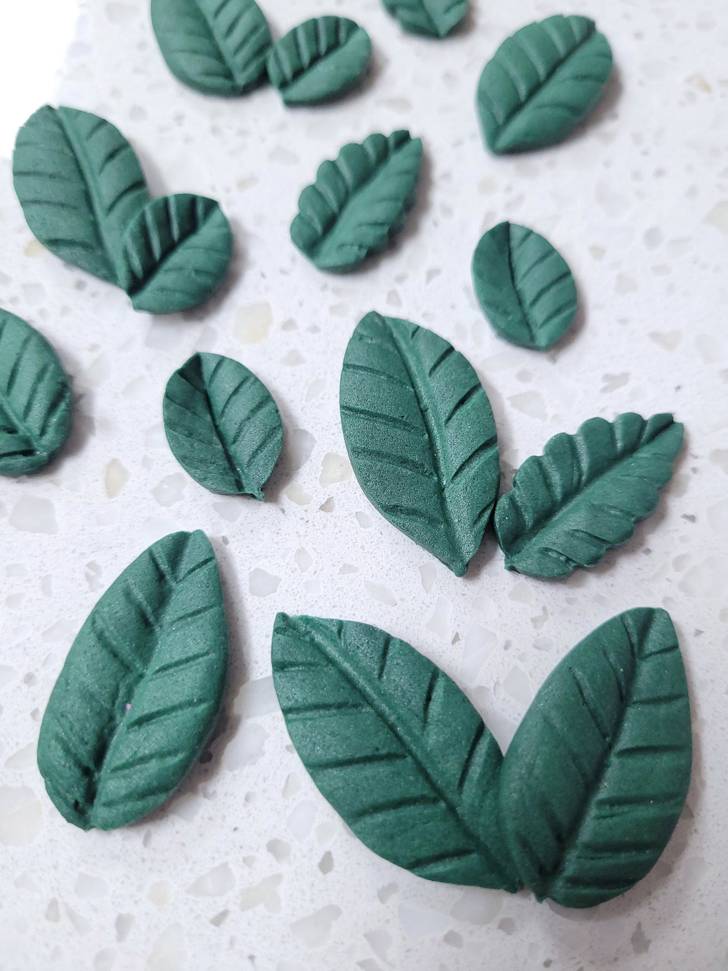 Leaves Assorted- Dark Green 16pcs Edible Cake Decorations