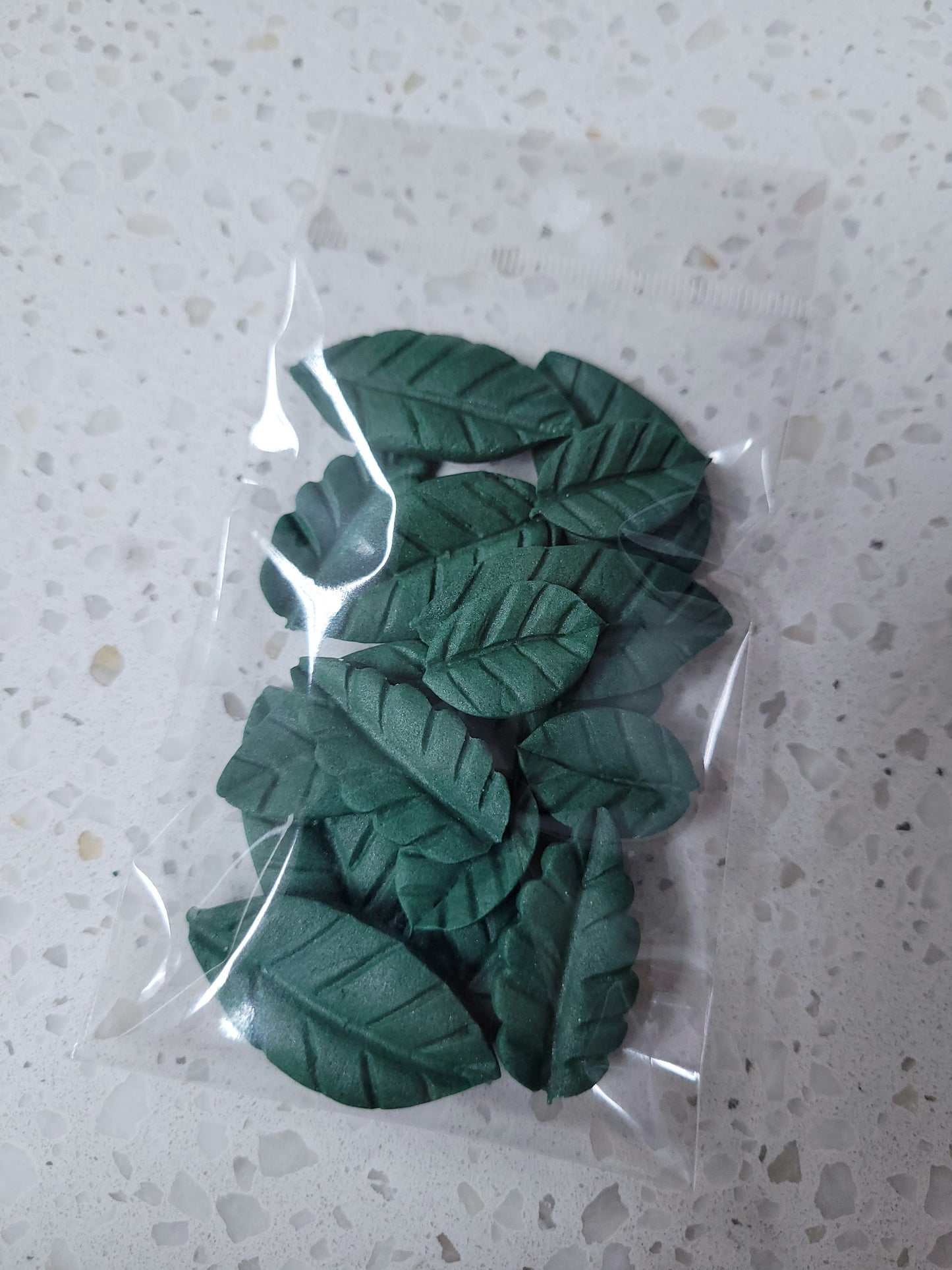 Leaves Assorted- Dark Green 16pcs Edible Cake Decorations