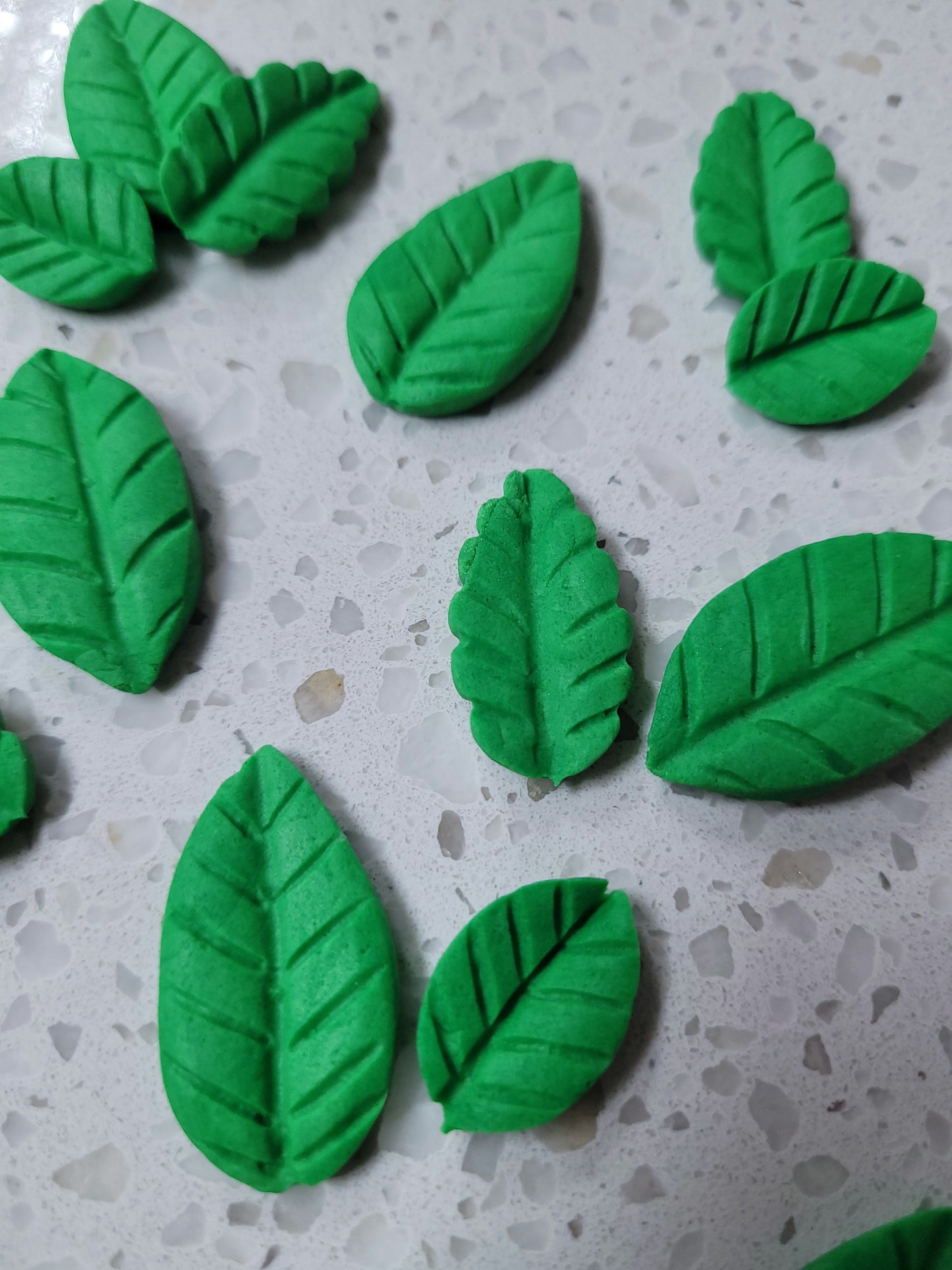 Leaves Assorted- Green 16pcs Edible Cake Decorations